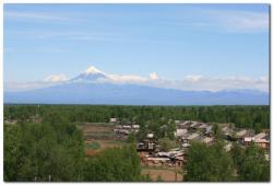 Вид сверху на село лазо и вулканы Камчатки