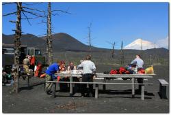 Туристическая группа на Толбачинском долу
