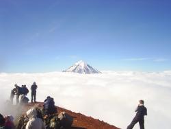 Массовое восхождение на Авачинский вулкан на полуострове Камчатка