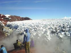 Массовое восхождение на Авачинский вулкан на Камчатке