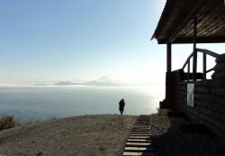 21. Смотровая площадка Мишенной сопки. Вдали — Авачинская бухта и Вилючинский вулкан. Петропавловск-Камчатский, 2015.jpg