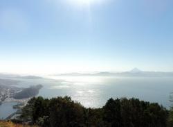 19. Вид на Авачинскую губу с южного склона Мишенной сопки. Вдали, в дымке, — вулкан Вилючинский. Петропавловск-Камчатский, 2015.jpg