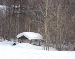 58. На территории этнической деревни Мэнэдек. Беседка. Март 2013.jpg