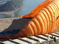 24. Купол параплана на смотровой площадке Мишенной сопки. Внизу стела Город воинской славы. Петропавловск-Камчатский, 18 сентября 2015.jpg