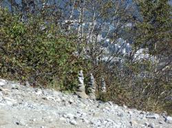 17. Каменные пирамидки у края смотровой площадки на Мишенной сопке. Петропавловск-Камчатский, 2015.jpg