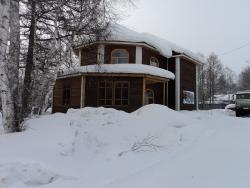 1. Эссо. Жилой коттедж гостиницы Три медведя. Март 2013.jpg