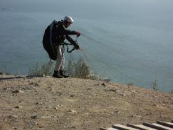 23. Подтягивание купола параплана к месту старта на смотровой площадке Мишенной сопки. Петропавловск-Камчатский, 2015.jpg