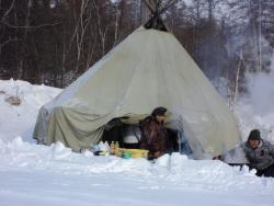 54. На территории этнической деревни Мэнэдек. Юрта. Март 2013.jpg