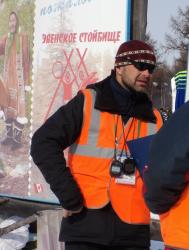 66. Один из спортивных судей Берингии-2013 на фоне плаката - Добро пожаловать на эвенское стойбище Мэнэдек. Март 2013.jpg