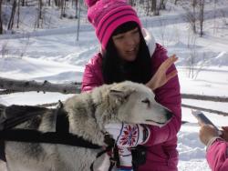 70.  Мэнэдек. Камила - туристка, приехавшая на открытие Берингии-2013, с ездовой собачкой. Март 2013.jpg