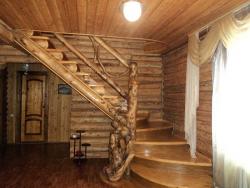 4. Эссо. Гостиница Три медведя, лестница на 2-й этаж. Март 2013.jpg