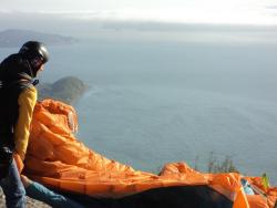 22. Купол параплана у края смотровой площадки на Мишенной сопке. Внизу — Авачинская губа. Петропавловск-Камчатский, 2015.jpg