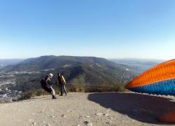 25. Ещё мгновение — и параплан будет в небе. Петропавловск-Камчатский, 2015.jpg