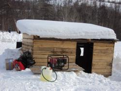 56. На территории этнической деревни Мэнэдек. Работает дизель. Март 2013.jpg