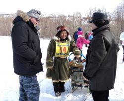 69. Мэнэдек. Берингия. Каюр общается со зрителями после финиша. Март 2013Каюр № 14.jpg