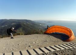 20. Парапланерист перед взлётом со смотровой площадки на Мишенной сопке. Петропавловск-Камчатский, 2015.jpg