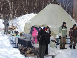 55. На территории этнической деревни Мэнэдек. Готовится обед для каюров Берингии. Март 2013.jpg