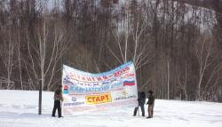 59. На территории этнической деревни Мэнэдек устанавливают стартовый плакат для второго этапа гонок Берингии. МАрт 2013).jpg