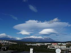 Петропавловск-Камчатский, вид на Авачинский и Козельский вулканы