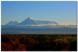 Камчатка, осенние краски села Лазо на фоне вулкана Толбачик