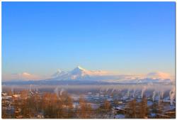 Зима в селе Лазо на фоне вулканов Ключевской группы
