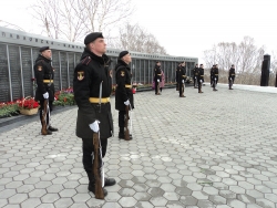 Парк Победы. Почетный караул у мемориальной стены