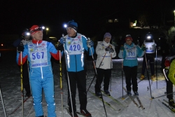 Участники ночной лыжной гонки "Мильковский экстрим"