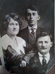 Посередине Якуб Мальсагов, справа Сандро Мальсагов, слева первая жена Сандро Мальсагов