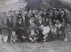 дед и бабушка со станичниками.png