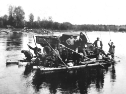 Переправа машины на батах.jpg