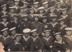 87д.Саша с сослуживцами.jpg