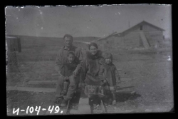 Сандро Мальсагов, Татьяна  Тегреттау и старшие сыновья. Чукотская культбаза. 1928 г.