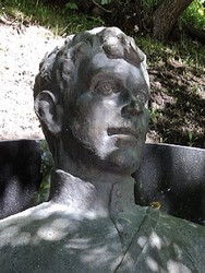 Памятник Кручине_5_Бюст.JPG